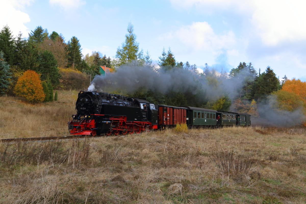 Scheinanfahrt von 99 234 mit IG HSB-Sonder-PmG am 21.10.2018, auf der Fahrt von Gernrode nach Wernigerode, kurz vor Straßberg.