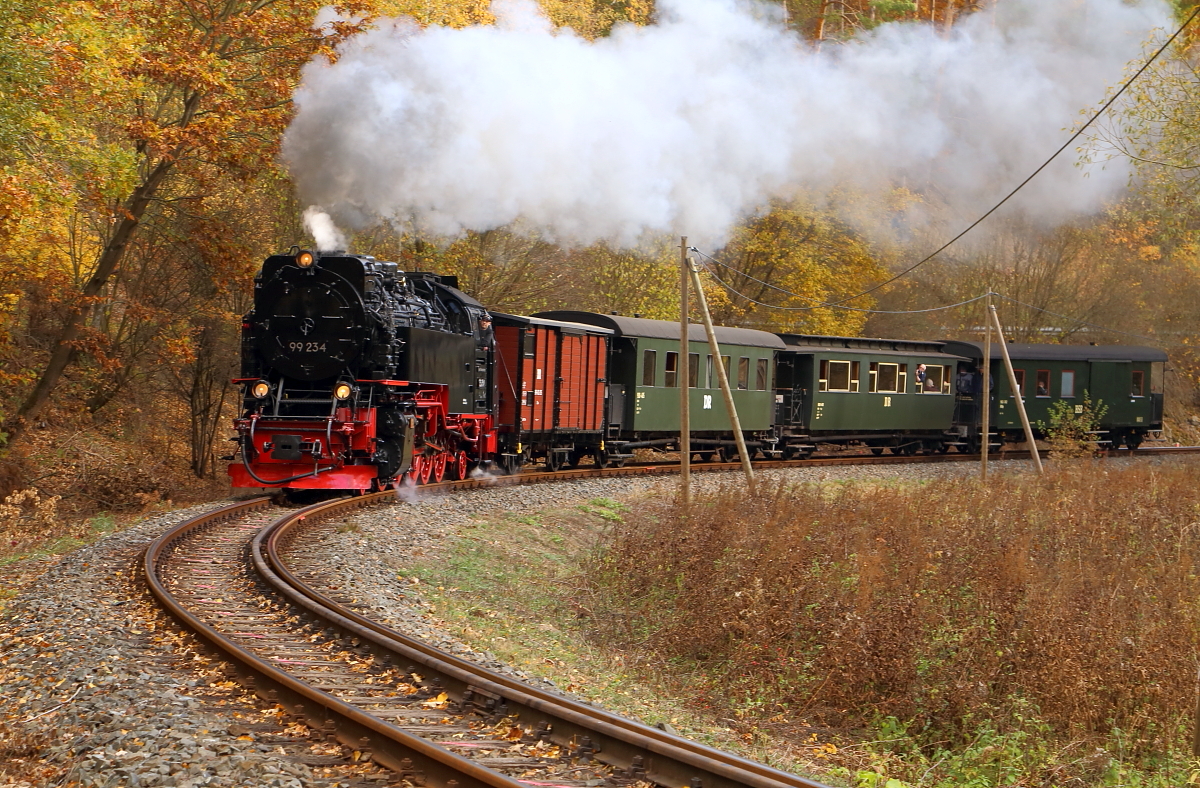 Scheinanfahrt von 99 234 mit IG HSB-Sonder-PmG am 21.10.2018, kurz hinter Straßberg. (Bild 1)