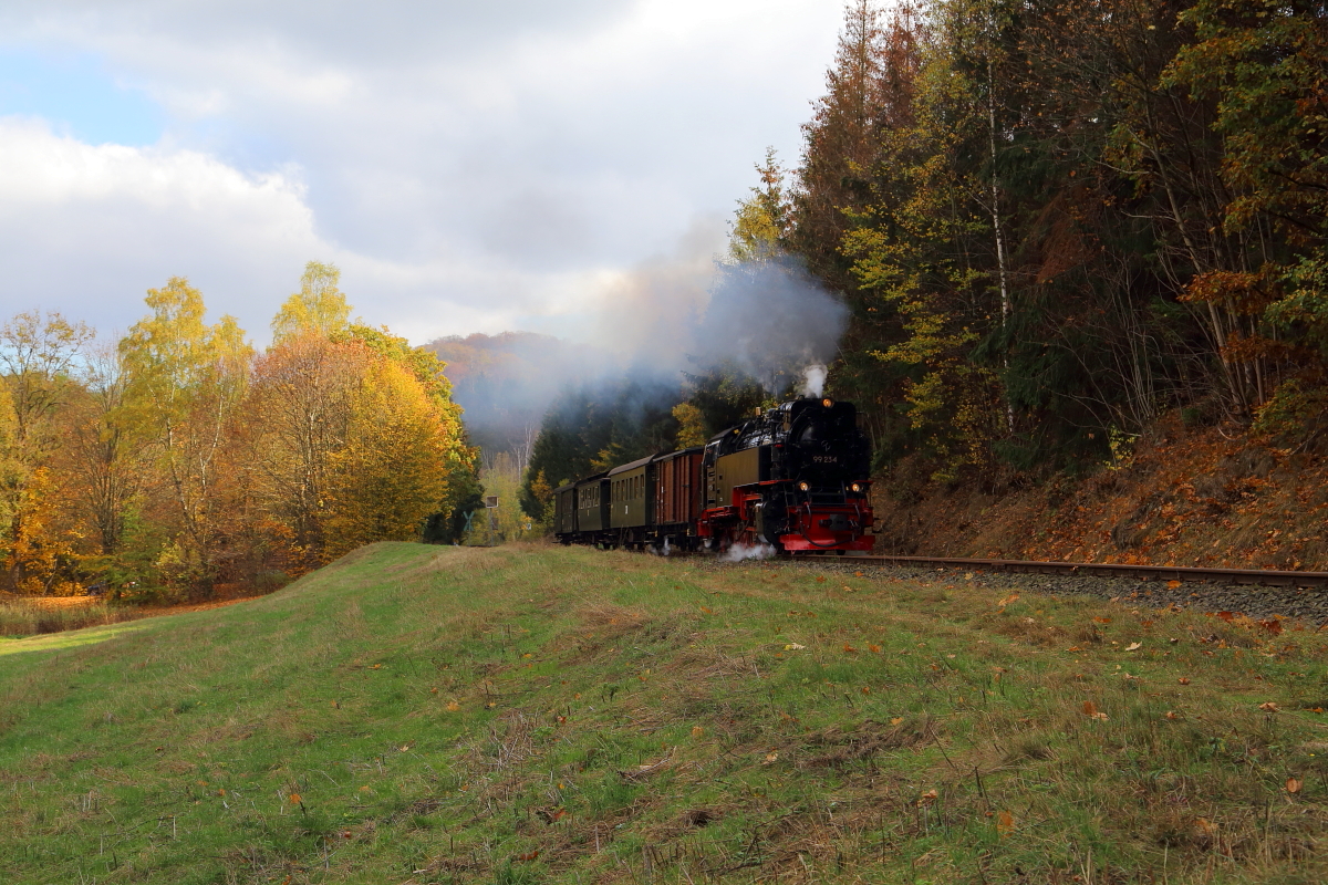 Scheinanfahrt von 99 234 mit IG HSB-Sonder-PmG am 21.10.2018 zwischen Güntersberge und Friedrichshöhe. (Bild 1)