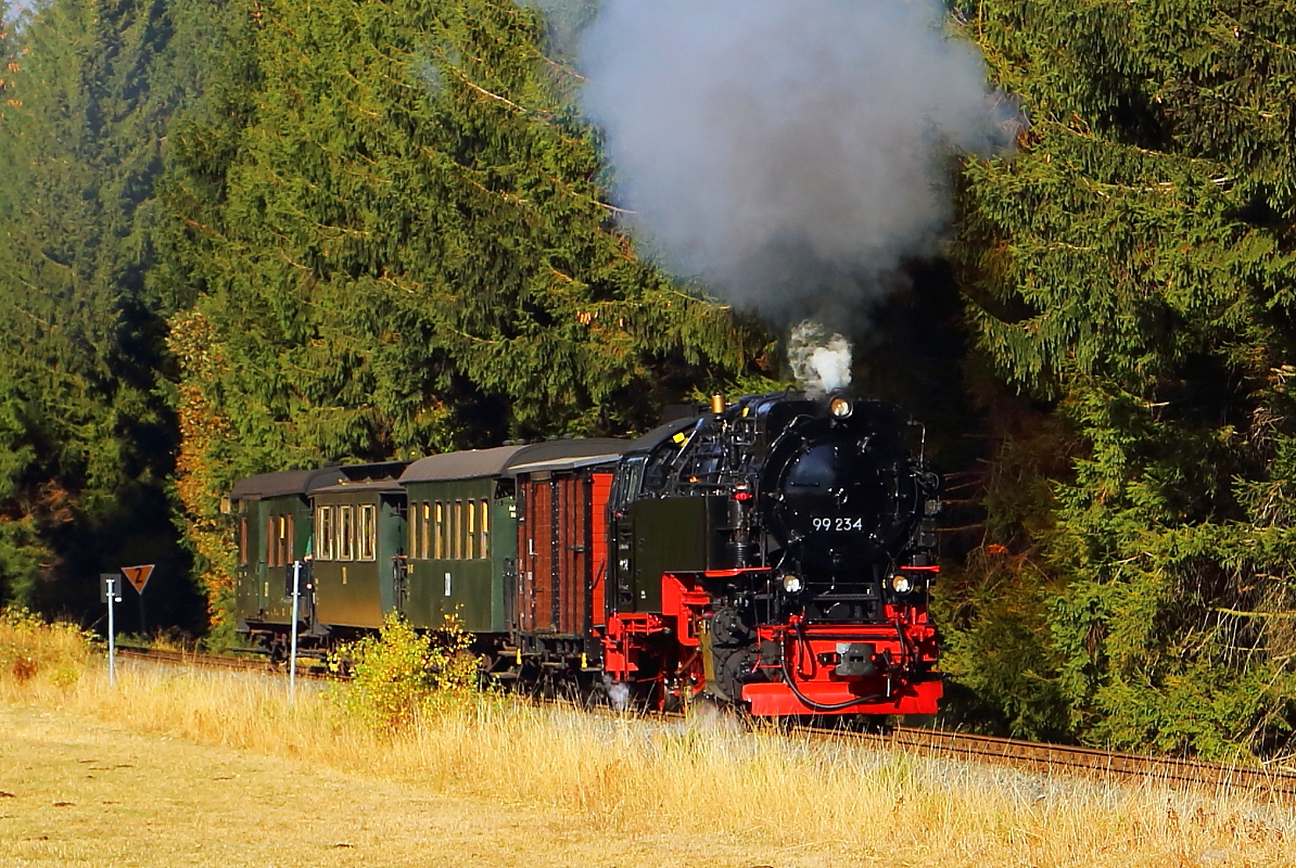 Scheinanfahrt von 99 234 mit IG HSB-Sonder-PmG, auf der Strecke Richtung Eisfelder Talmühle, am 21. 10.2018, kurz hinter Stiege. (Bild 1)