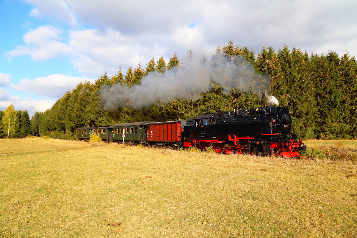 Scheinanfahrt von 99 234 mit IG HSB-Sonder-PmG, auf der Strecke Richtung Eisfelder Talmühle, am 21. 10.2018, kurz hinter Stiege. (Bild 3)