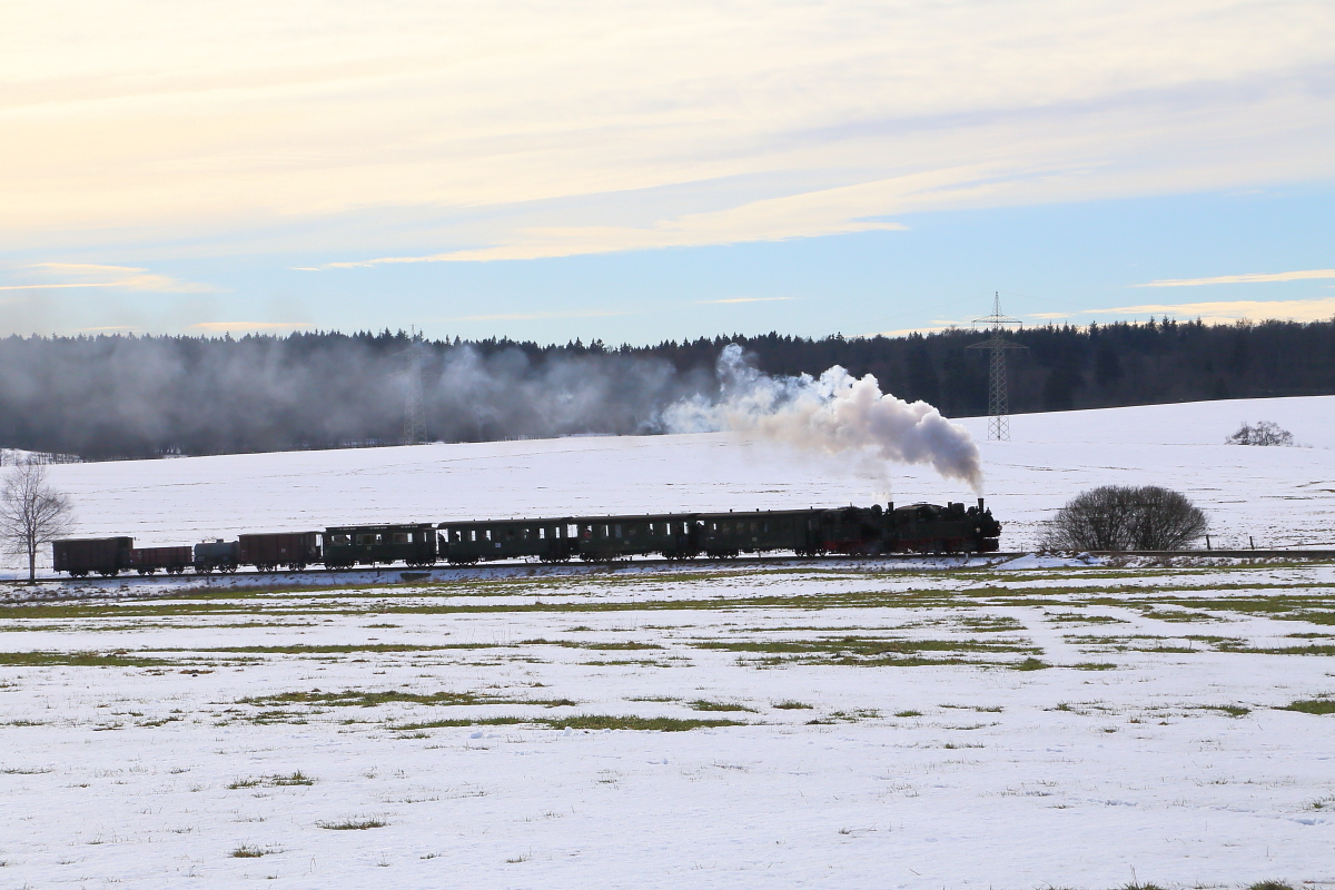 Scheinanfahrt von 99 5901 und 99 6101 mit IG HSB-Sonder-PmG am 14.02.2015 auf der Steigungsstrecke zwischen Stiege und Hasselfelde. (Bild 1)