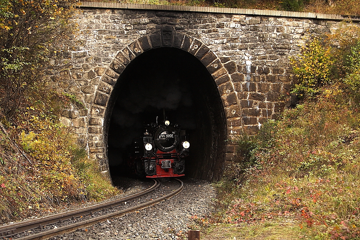 Scheinanfahrt von 99 5901 am 18.10.2013 mit einem Sonderzug der IG HSB am Thumkuhlenkopftunnel (Bild 1).