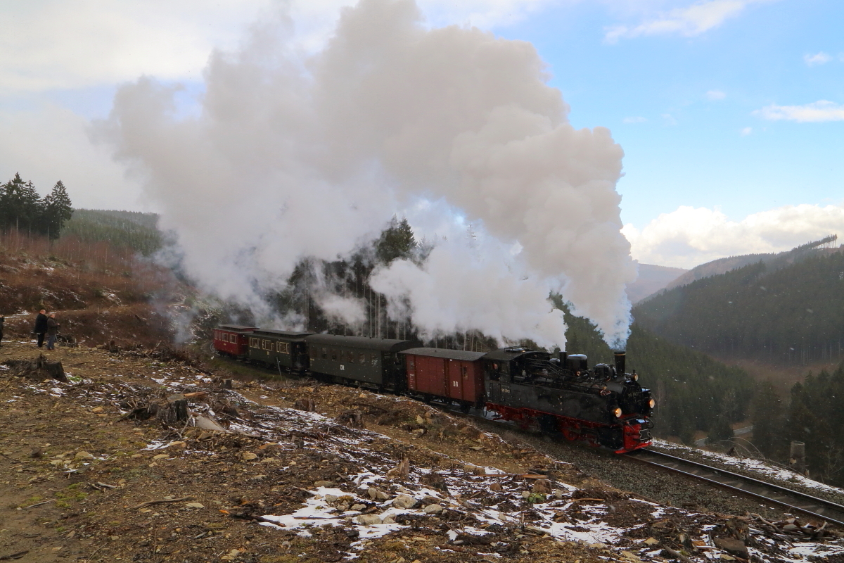 Scheinanfahrt von 99 5901 mit IG HSB-Sonderzug am 24.02.2017, oberhalb des Drängetales (Bild 3). Hier hat der Zug nun bereits einen Teil der Steigung überwunden und zieht zischend und hechelnd an den Fotografen vorbei.