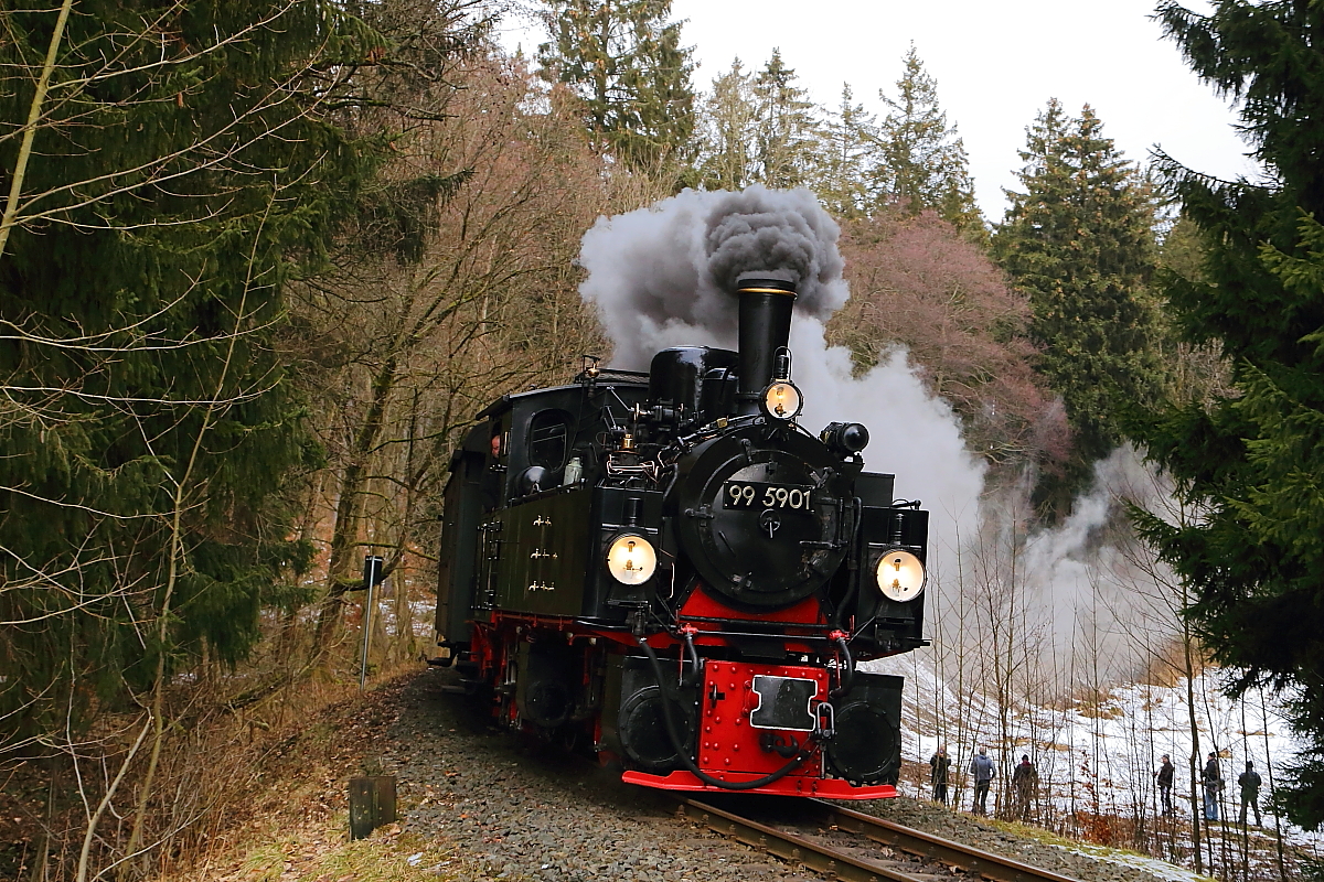 Scheinanfahrt von 99 5901 mit IG HSB-Sonder-PmG (Wernigerode-Quedlinburg), am Vormittag des 26.02.2017, kurz vor dem Bahnhof Elend. (Bild 2)