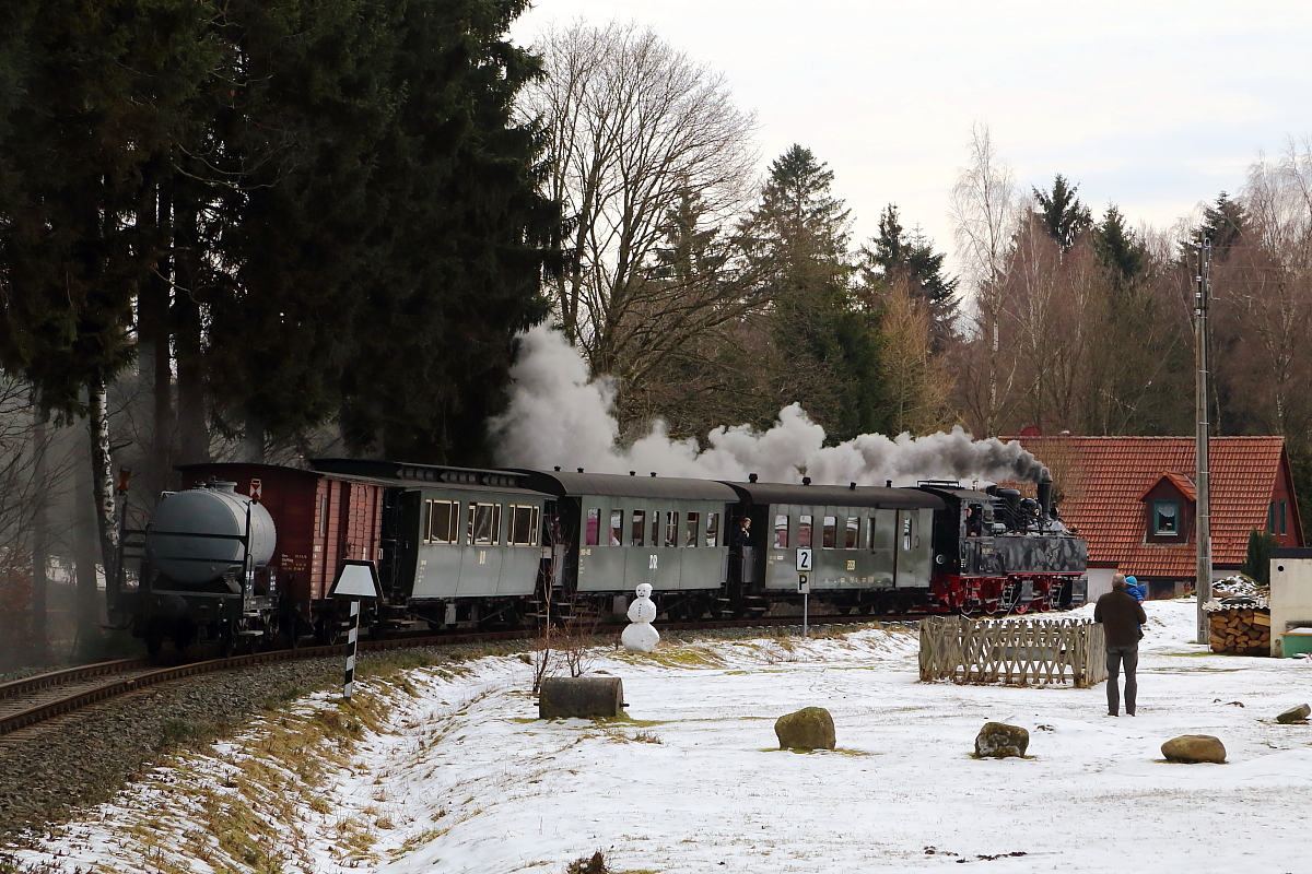 Scheinanfahrt von 99 5901 mit IG HSB-Sonder-PmG (Wernigerode-Quedlinburg), am Vormittag des 26.02.2017, kurz vor dem Bahnhof Elend. (Bild 3) Noch lächelt der Schneemann freundlich den Zug an. Dies wird ihm aber in den kommenden, sehr milden, Tagen leider wohl sehr schnell vergehen!! ;-)