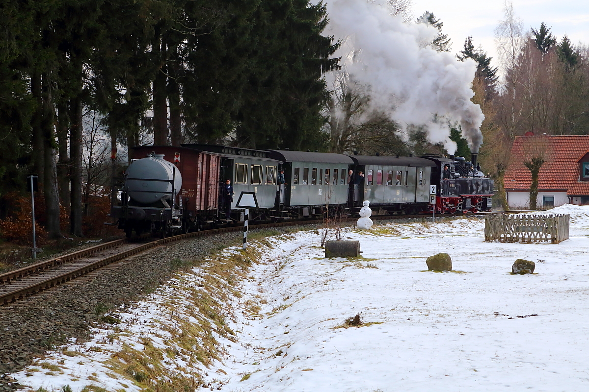 Scheinanfahrt von 99 5901 mit IG HSB-Sonder-PmG (Wernigerode-Quedlinburg), am Vormittag des 26.02.2017, kurz vor dem Bahnhof Elend. (Bild 4) Nach erfolgter Vorbeifahrt an den Fotografen, wird der Zug nun zurückgedrückt, damit selbige wieder einsteigen können. Offensichtlich hat der Schneemann nicht übel Lust, es diesen gleichzutun! ;-)
