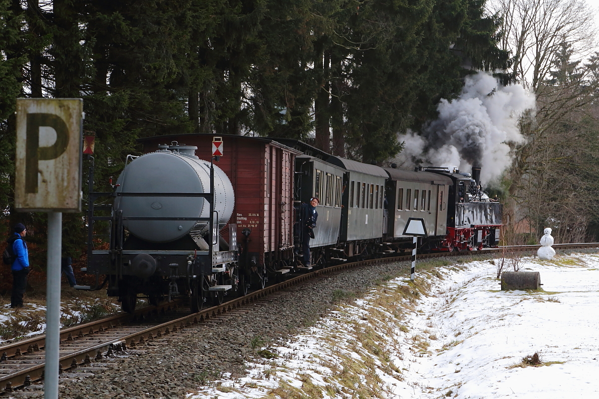 Scheinanfahrt von 99 5901 mit IG HSB-Sonder-PmG (Wernigerode-Quedlinburg), am Vormittag des 26.02.2017, kurz vor dem Bahnhof Elend. (Bild 6)  Und stopp!  Der Zug hat beim Zurücksetzen nach erfolgter Scheinanfahrt seinen Haltepunkt erreicht und die Fotografen können wieder einsteigen.