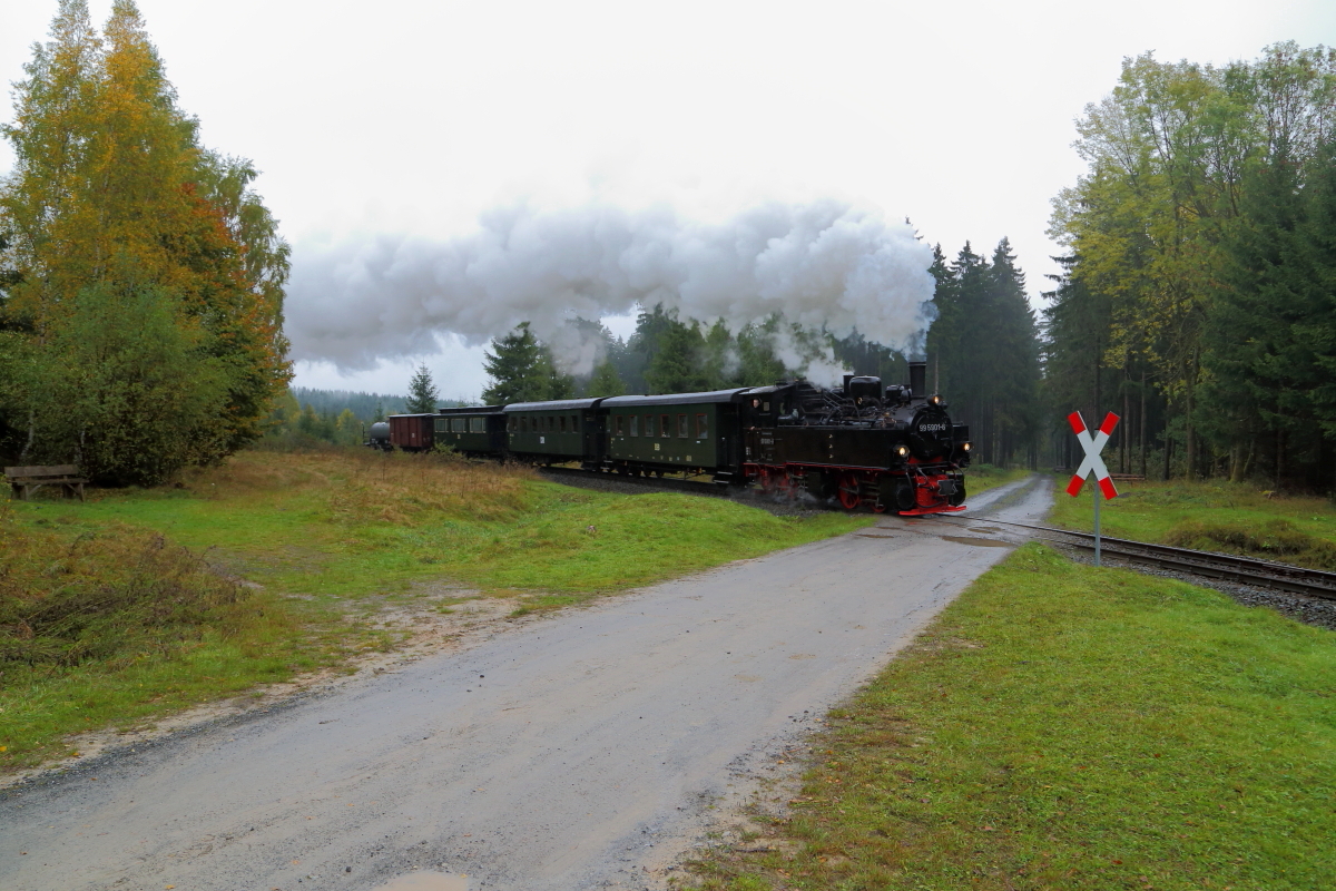 Scheinanfahrt von 99 5901 mit IG HSB-Sonderzug am 17.10.2015 zwischen Drei Annen Hohne und Elend, bei Kilometer 42,9. (Bild 2)