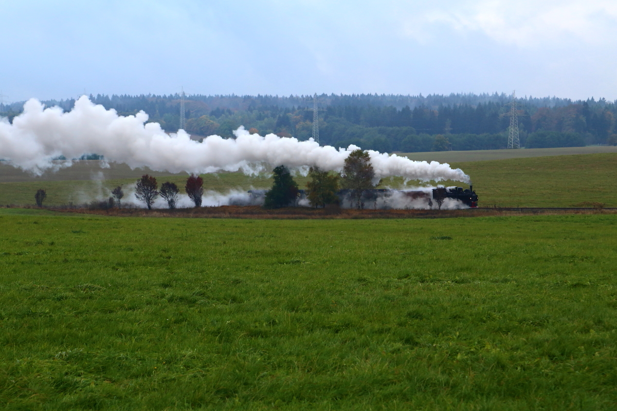 Scheinanfahrt von 99 5901 mit IG HSB-Sonderzug, am Nachmittag des 17.10.2015 auf der Steigung zwischen Stiege und Hasselfelde, kurz hinter dem Bahnhof Stiege. (Bild 1)