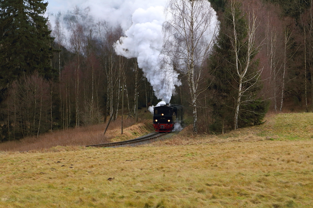 Scheinanfahrt von 99 5901 mit IG HSB-Sonderzug am Nachmittag des 07.02.2016 zwischen Mägdesprung und Sternhaus-Ramberg. (Bild 1) Mit weithin durch den Wald schallenden Auspuffschlägen kämpft sich die historische Mallet die bei den Lokpersonalen zurecht gefürchtete Steigung hinauf, welche wegen rutschiger Schienen schon desöfteren zum Ausfall von geplanten Scheinanfahrten geführt hatte! Da der Schienenzustand an diesem Tag es aber zuließ und wir auch noch etwas Zeit hatten, wurde diese Scheinanfahrt kurzentschlossen zusätzlich ins Programm gestellt, was von den Foto- und Filmfreunden natürlich sehr gern angenommen wurde!