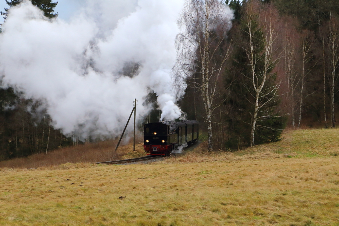 Scheinanfahrt von 99 5901 mit IG HSB-Sonderzug am Nachmittag des 07.02.2016 zwischen Mägdesprung und Sternhaus-Ramberg. (Bild 2) Wenn man sich die Dampfwolke anschaut, kann man in etwa nachvollziehen, wie schwer die Lok an dieser starken Steigung mit ihren vier Wagen zu kämpfen hat!