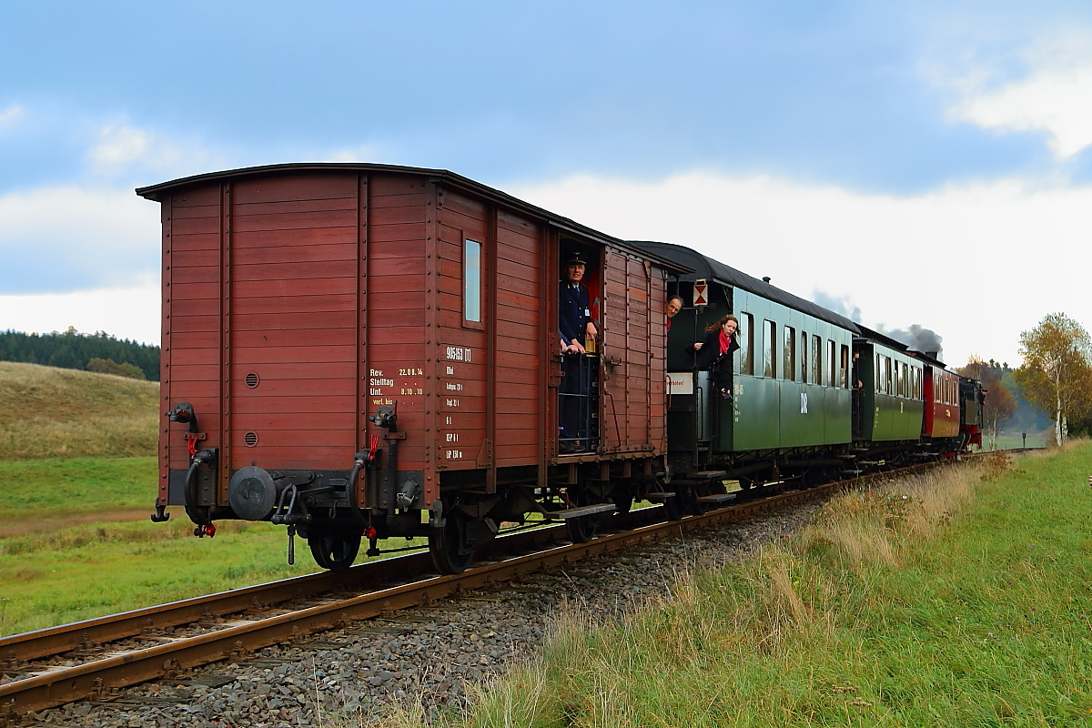 Scheinanfahrt von 99 5906 mit IG HSB-Sonderzug am 17.10.2014 zwischen Stiege und Straßberg (Kilometer 34). Nach erfolgter Vorbeifahrt, schiebt die Lok unseren Sonderzug jetzt zurück zum Bahnübergang, um die Fotofreunde wieder einsteigen zu lassen. Danach geht es weiter nach Straßberg, wo die nächste Scheinanfahrt, sowie eine Zugkreuzung anstehen.
