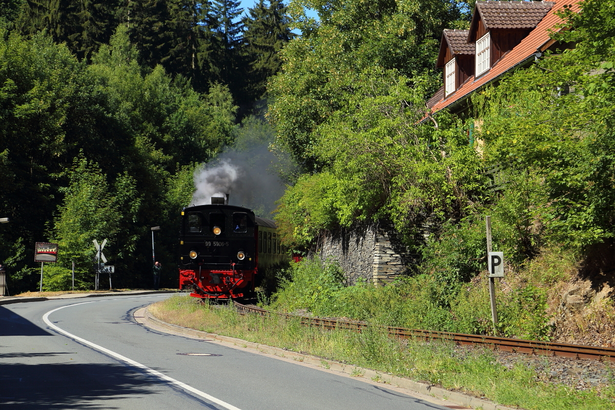 Scheinanfahrt von 99 5906 mit Jubiläumssonderzug am 07.07.2018 in Drahtzug. (Bild 1)