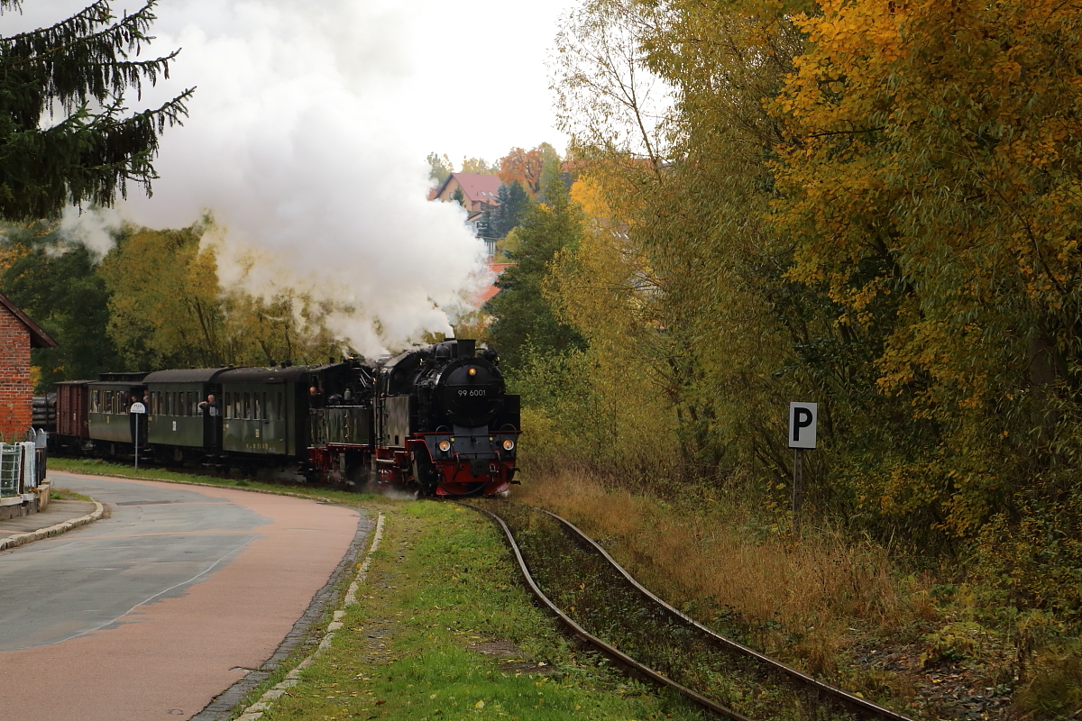 Scheinanfahrt von 99 6001 und 99 5901 mit IG HSB-Sonder-PmG am 23.10.2016 in der Ortslage Straßberg, unmittelbar vor der Bahnhofseinfahrt. (Bild 1)