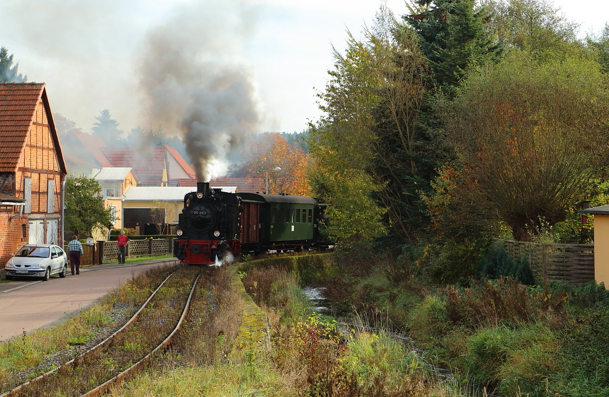 Scheinanfahrt von 99 6101 mit IG HSB-Sonderzug am 18.10.2014 im kleinen Harz-Örtchen Straßberg (Bild 1).