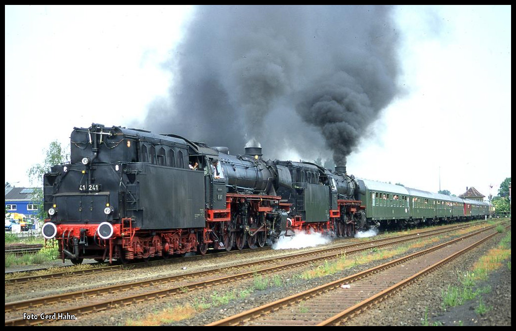 Scheinanfahrt des BDEF Sonderzuges in Bedburg am 27.5.1995. Zugloks waren an diesem Tag 41241 und 41360.