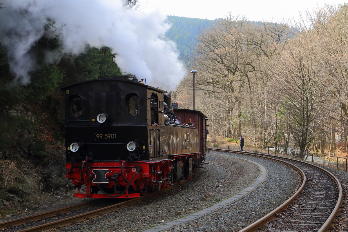 Scheinausfahrt von 99 5901 mit IG HSB-Sonder-PmG am Vormittag des 26.02.2017 aus dem Bahnhof Eisfelder Talmühle.
