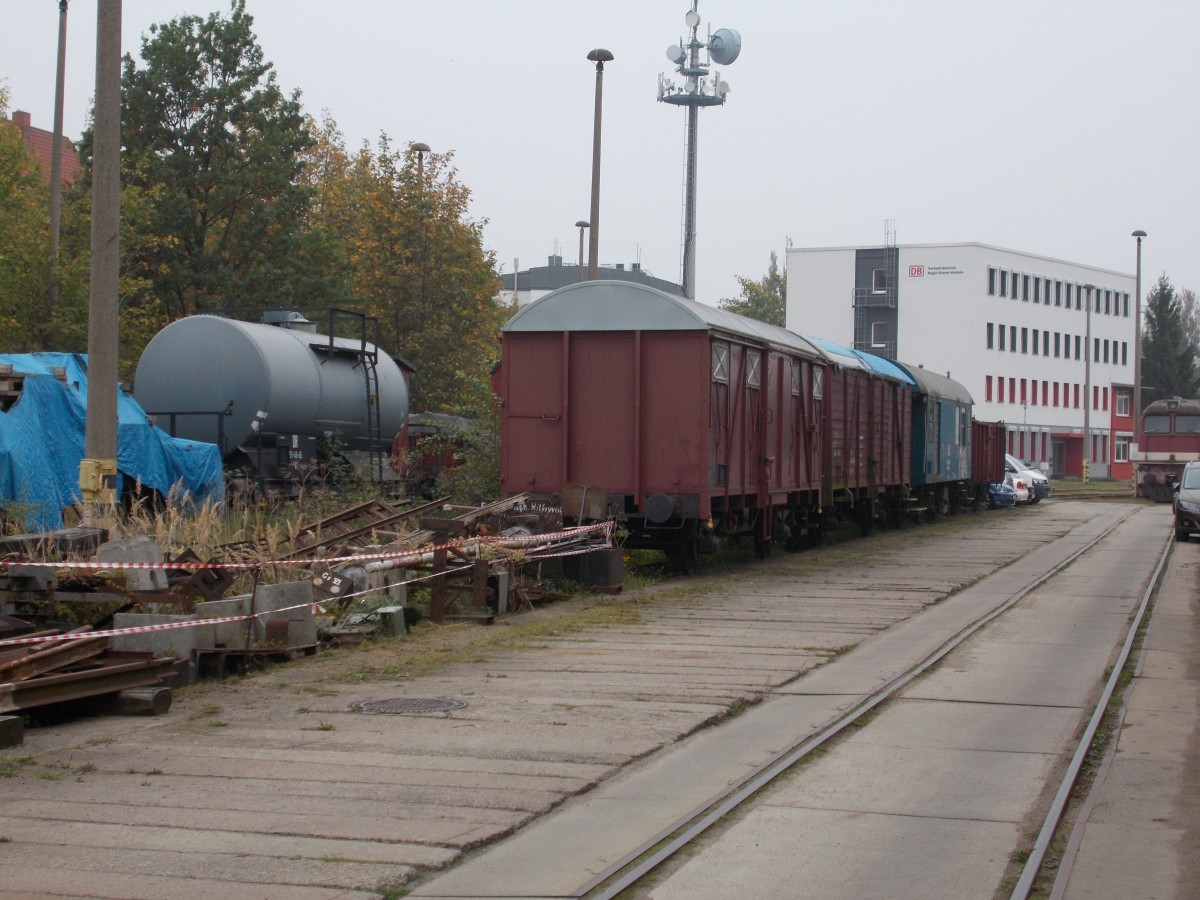 Scheinbar interessierte sich Niemand,im Eisenbahnmuseum Schwerin,für die ausgestellten Güterwagen,am 03.Oktober 2014,aber meine Devise lautet: Immer Alles zu fotografieren .