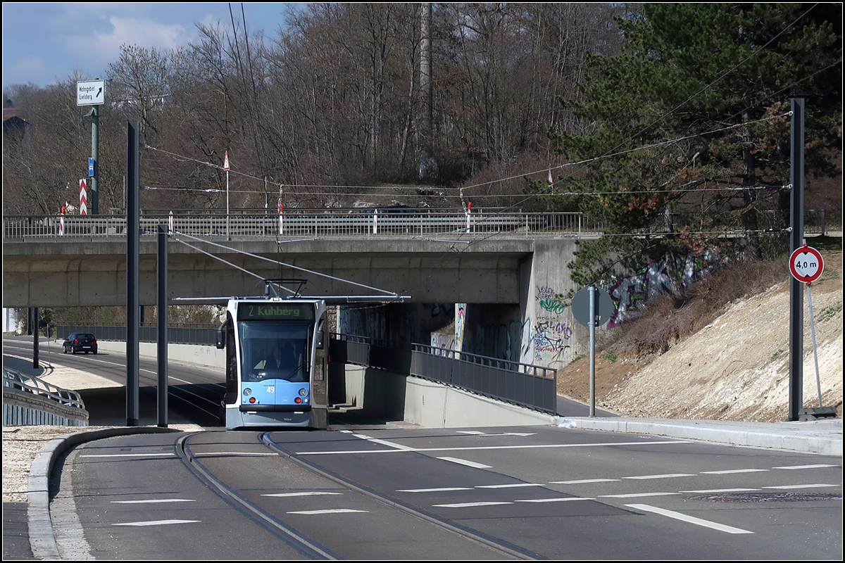 Scheinbar neben den Schienen -

... fährt hier die Combino-Tram der Ulmer Linie 2 in der Kienlesbergstraße. Aus Platzgründen wurde hier kein eigener Bahnkörper angelegt. Im weiteren Verlauf wird die Straßenbahn die Straße verlassen um auf der neuen Kienlesbergbrücke die DB-Anlagen zu überqueren.

28.03.2019 (M)