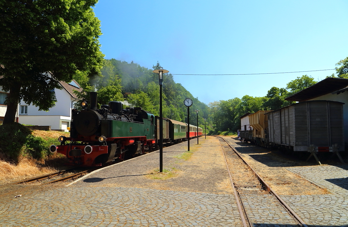 Scheineinfahrt von 11sm mit Sonderzug am 05.06.2015 in den Bahnhof Burgbrohl. (Bild 1)