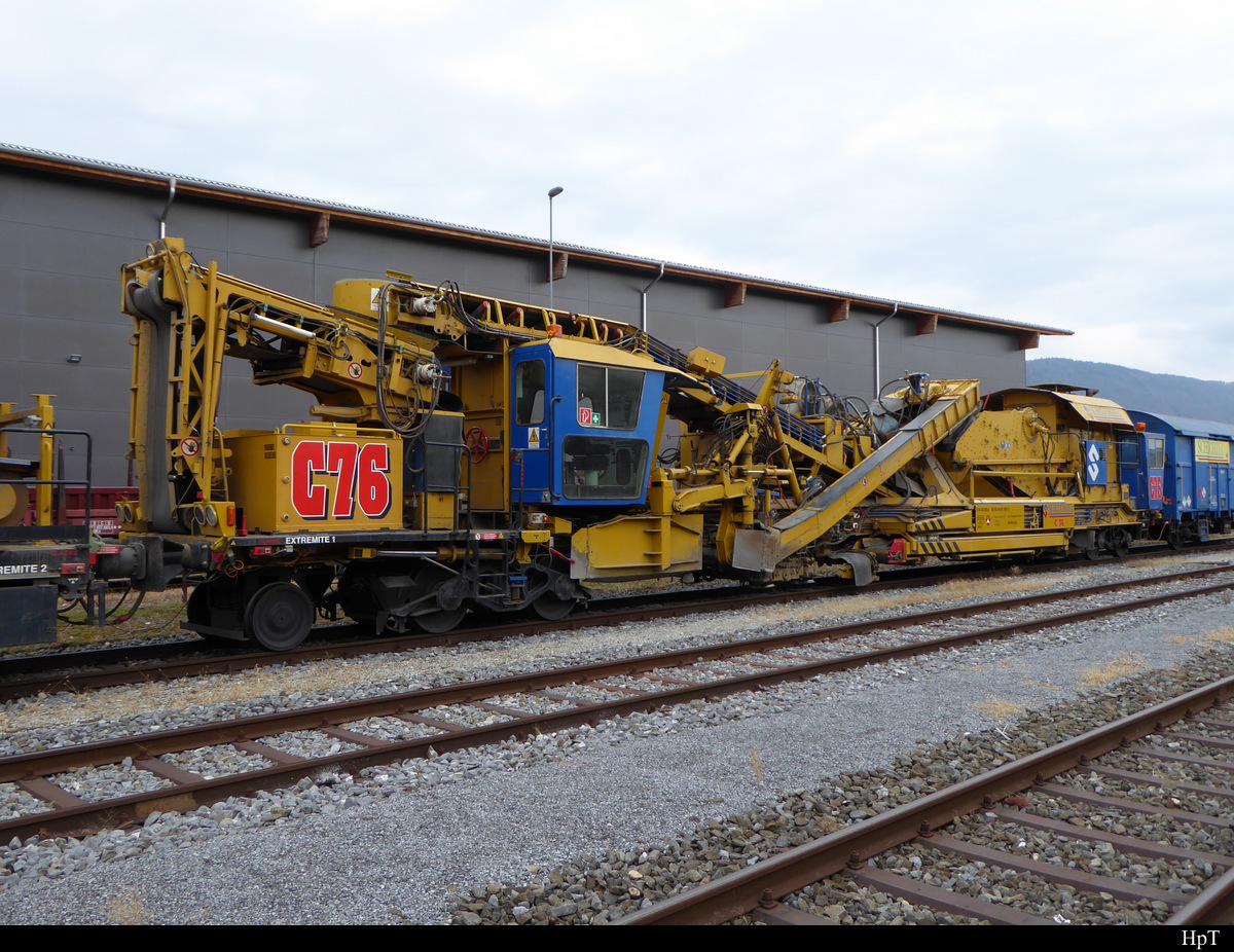 Scheuchzer Geleisbau - Gleisbau Maschine 80 85 95 81 013-2 abgestellt im Güterbahnhof Biel am 03.11.2018