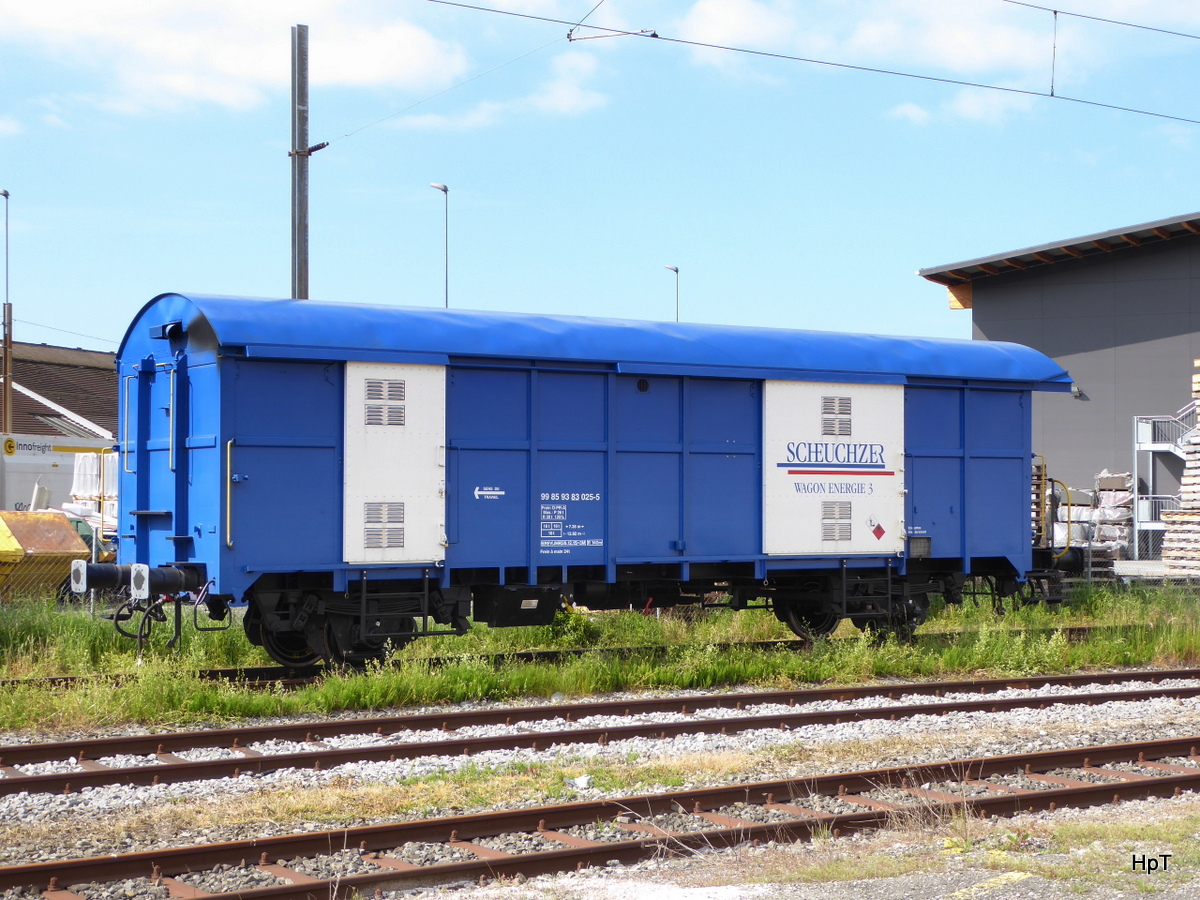 Scheuchzer Gleisbau - Dienstwagen 99 85 93 83 025-5 abgestellt im Güterbahnhof von Biel am 16.05.2016