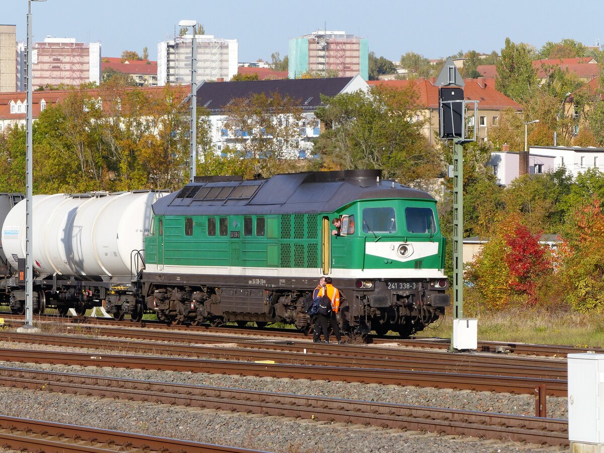 Schichtwechsel bei Triangula am 12.10.2022. Die 241 338-3 ( 9280 1241 338-3 D-TRG ) ist mit frischem Personal abfahtbereit in Gera Hbf.