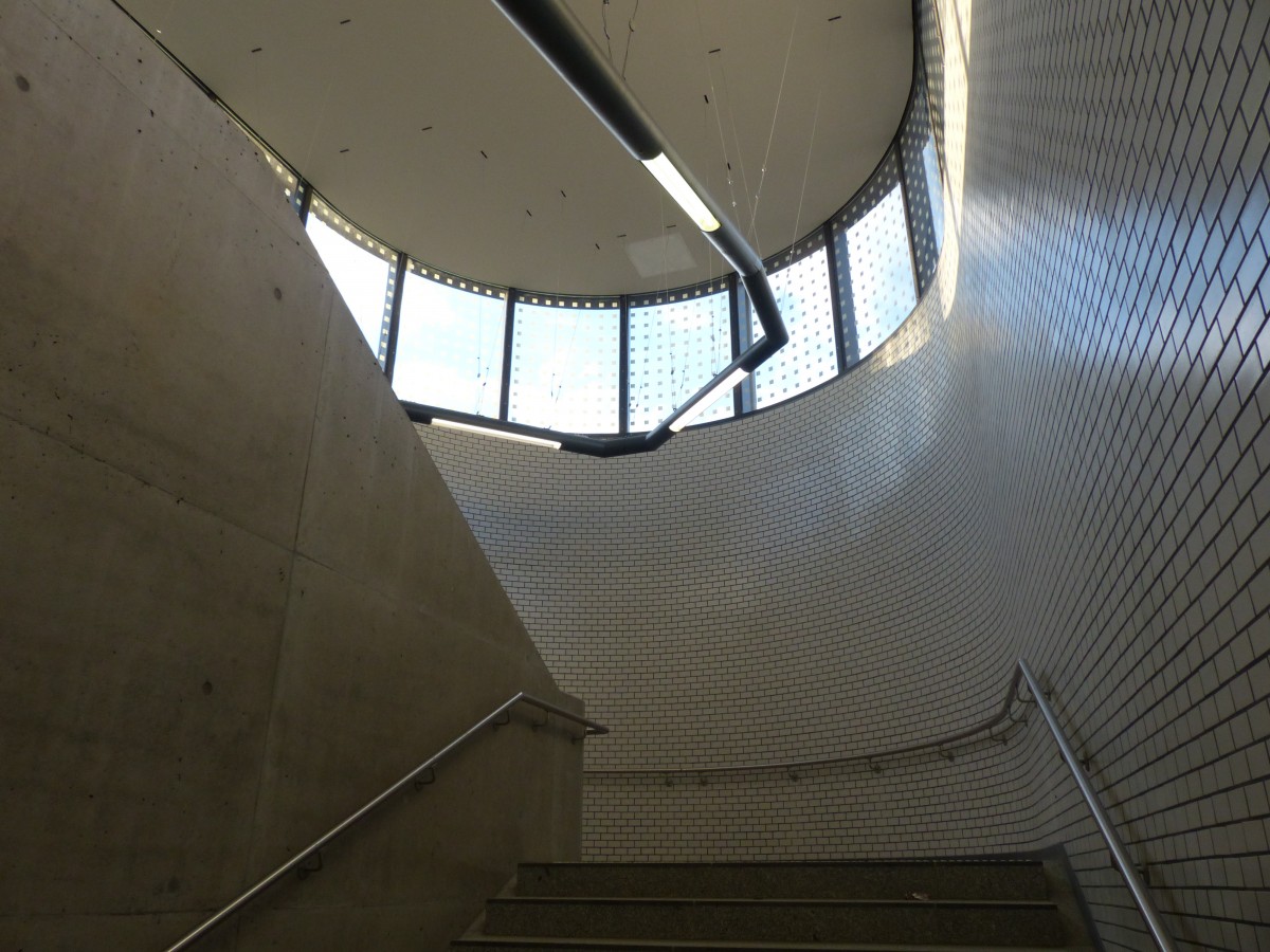 Schicke runde Formen und altbekannte wenig schmückende Lampen - die Treppe des neues Westzugangs am Bahnhof Karlshorst. 28.2.2014