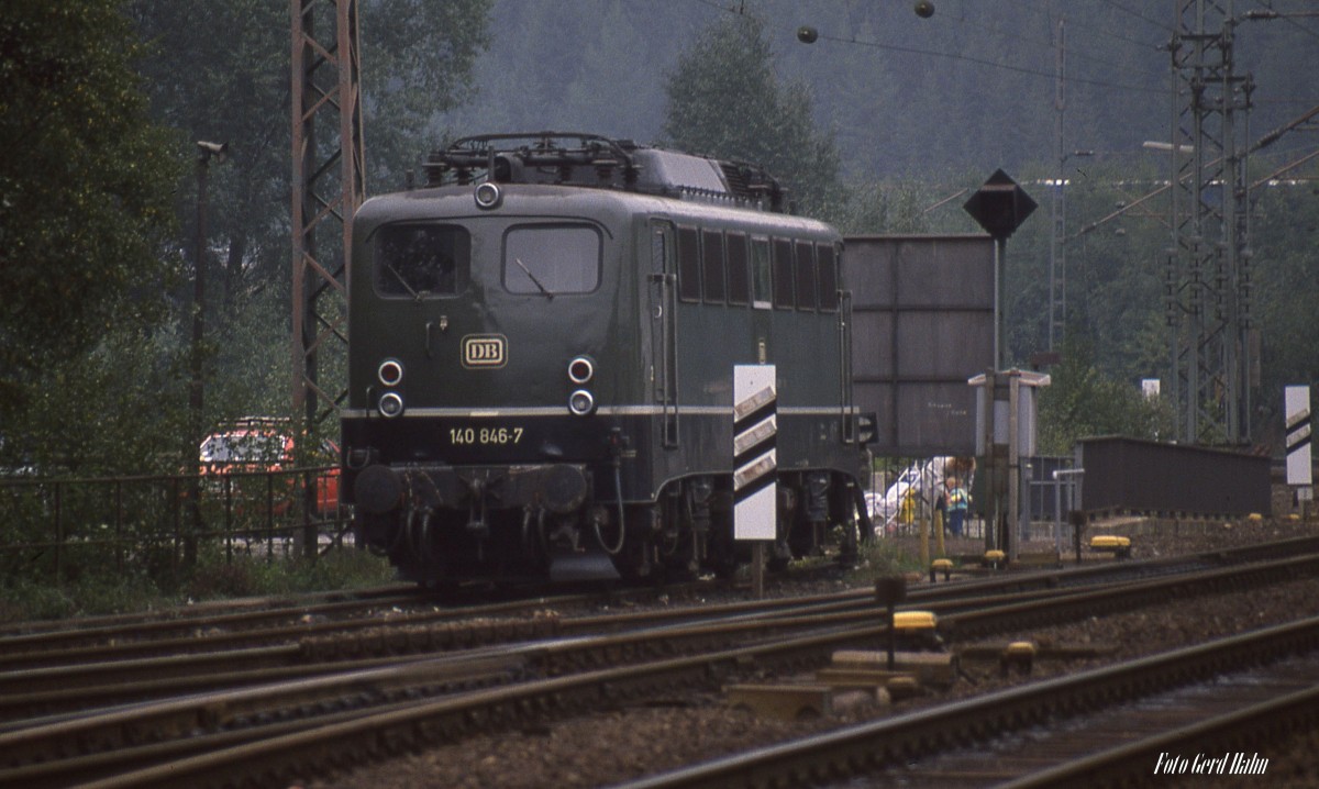 Schiebelok 140846 wartet am 3.10.1988 um 10.33 Uhr im Bahnhof Altenhundem auf den nächsten Schiebeeinsatz.
