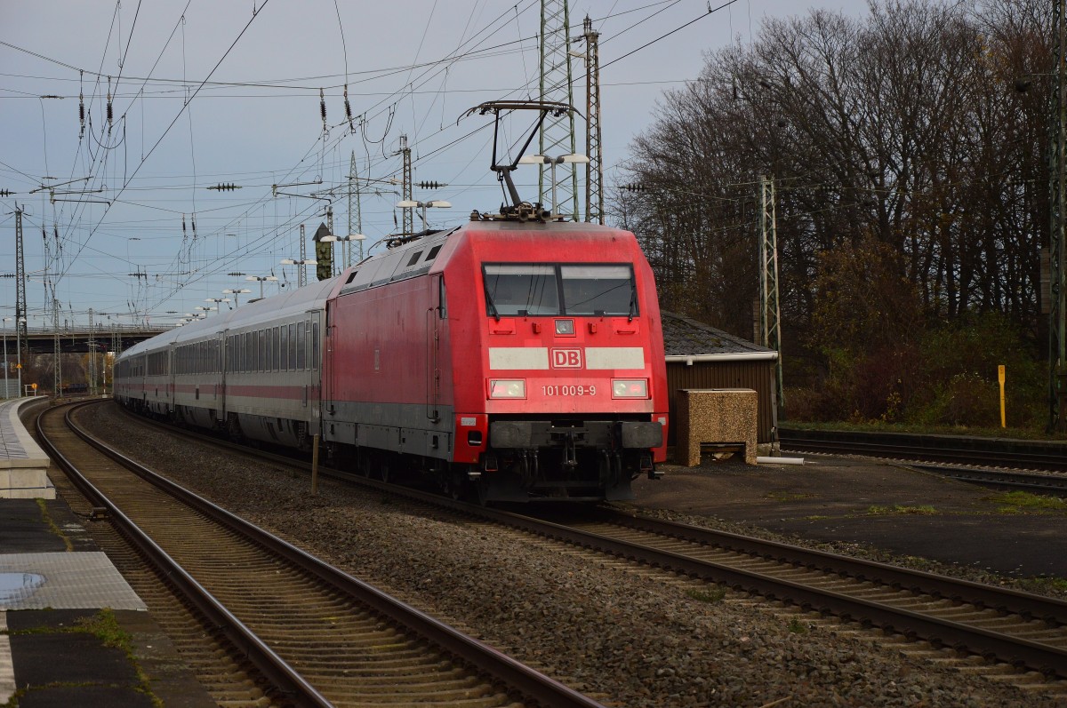 Schiebend ist 101 009-9 durch Kalscheuren gen Köln unterwegs am 5.12.2015
