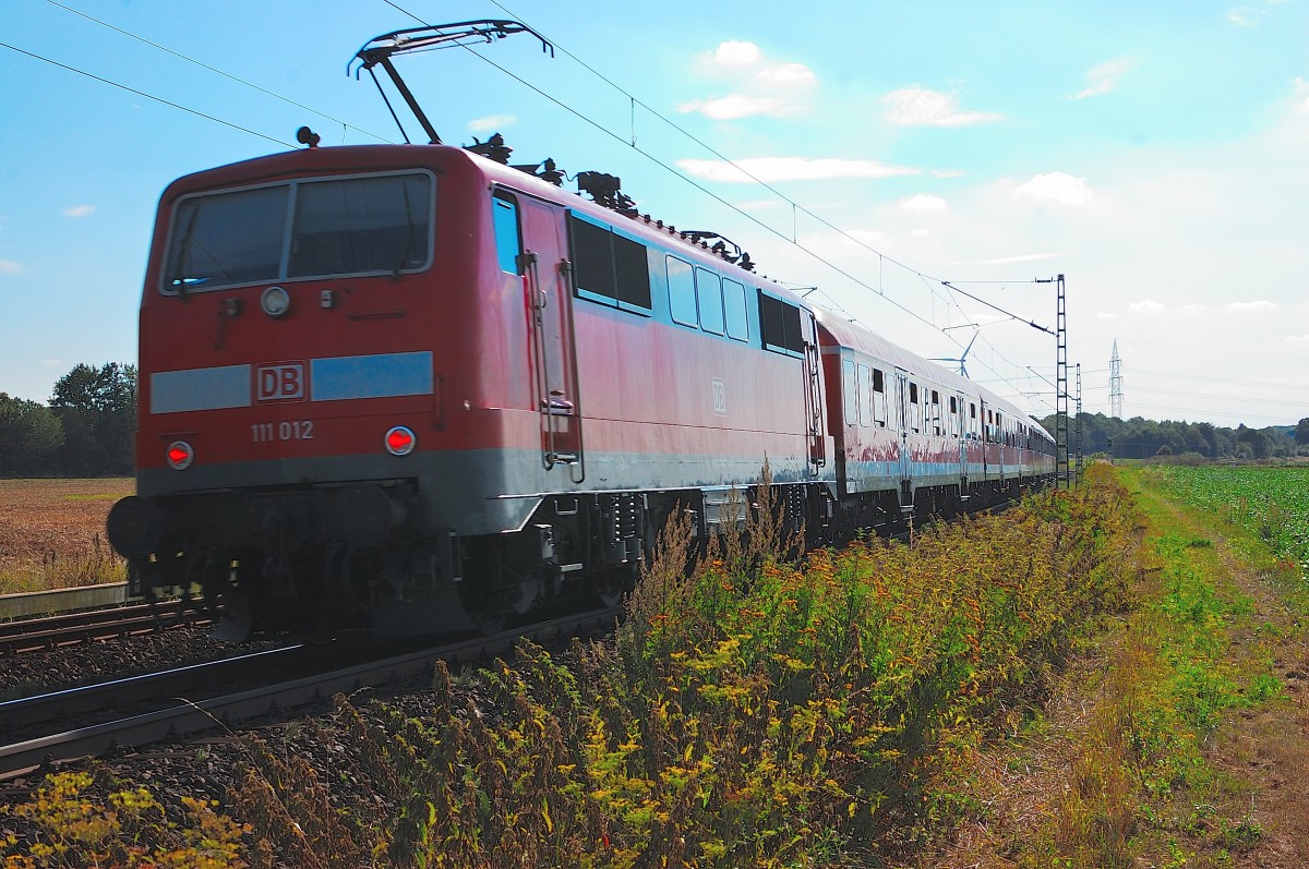 Schiebend ist die 111 012 bei einem RE8-Verstrker nach Kaldenkirchen im Einsatz.
16.8.2013