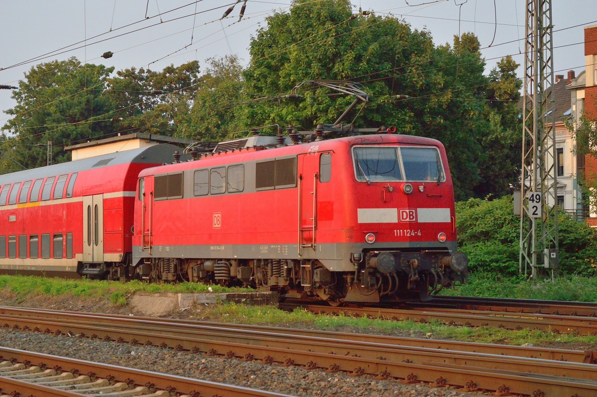 Schiebend ist die 111 124-4 mit einem RE4 in Rheydt Hbf am 29.8.2013
