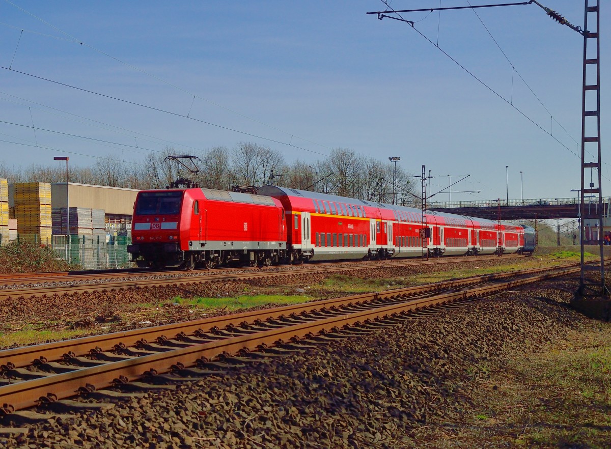 Schiebend ist die 146 017 mit einem RE5 Zug bei Langenfeld Berghausen gen Koblenz fahrend am Sonntagnachmittag den 9.3.2014 zu sehen.