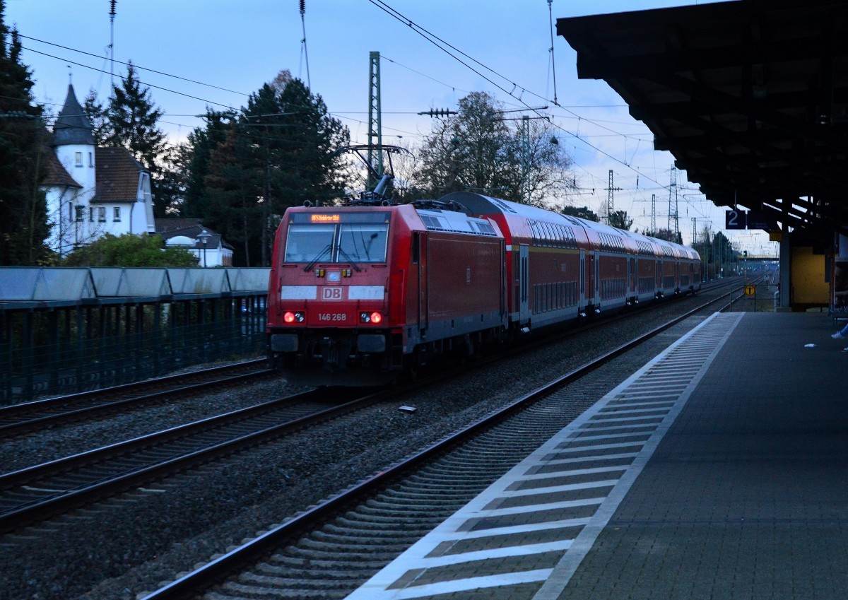 Schiebend ist die 146 268 mit einem RE5 nach Koblenz Hbf bei der Durchfahrt in Angermund gen Düsseldorf Hbf zu sehen. Sonntag 22.11.2015