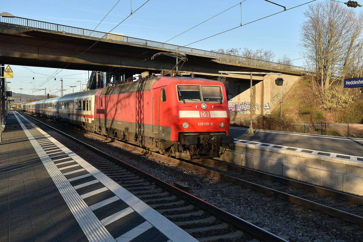 Schiebend am IC durch Heddesheim/Hirschberg ist die 120 119-3 gen Weinheim an der Bergstraße zu sehen. Sonntag den 24.2.2019