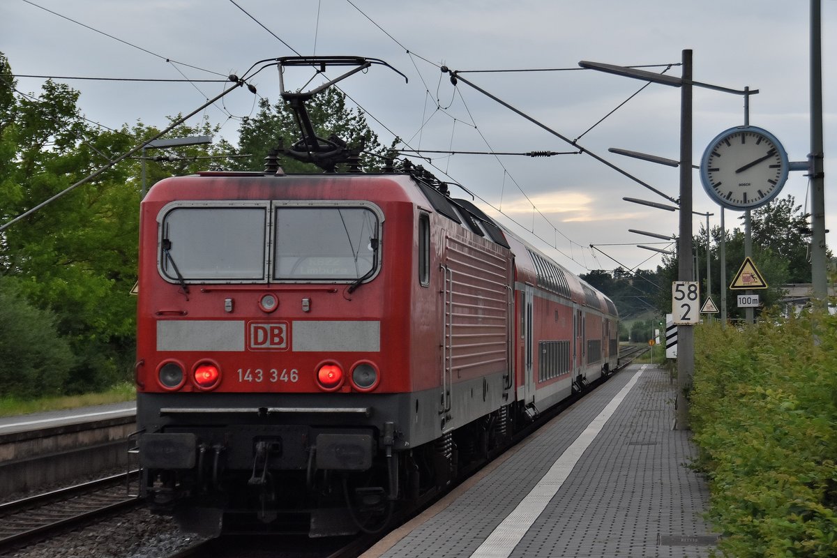 Schiebend an einem RB22 nach Limburg Lahn ist die 143 346 in Oberbrechen bei der Ausfahrt zusehen. 24-6-2018