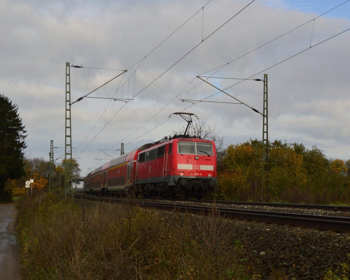 Schiebend ist hier die 111 098-0 mit einem RE7 nach Krefeld zusehen.8.11.2015