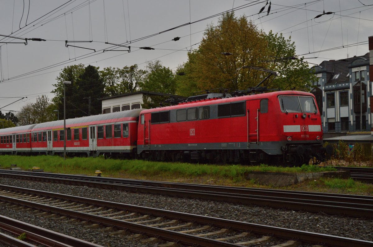 Schiebend ist hier die 111 116 bei der Einfahrt in den Rheydter Hbf am heutige Abend von mir abgelichtet worden. Sie ist mit einem RE8 Verstärker von Köln Deutz nach Kaldenkirchen unterwegs. 29.4.2016