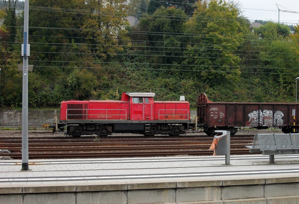 Schiebend ist hier die 294 744-8 mit Holztransportwagen in Neckarelz am Montagvormittag den 7. Oktober 2013 zu sehen.....