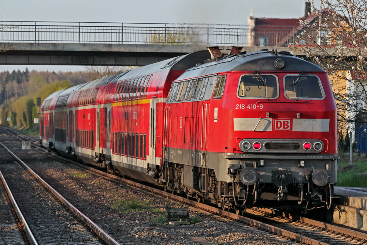Schiebende Lok am IRE nach Ulm fährt die 218 410-5 aus dem Bahnhof Meckenbeuren hinaus.Bild vom 11.4.2016