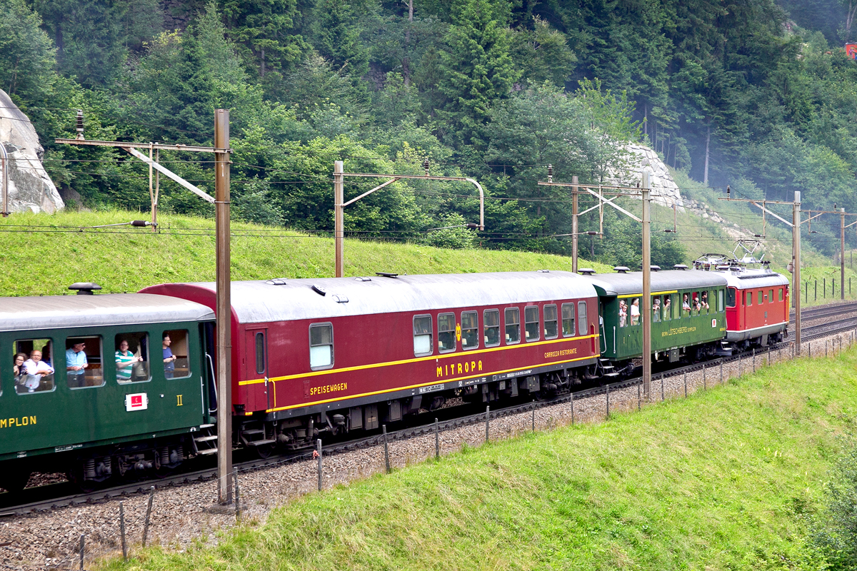 Schiebende Lok Re 4/4 I 10016 am Zugende des Sonderzugs aus Lyss
 ins Tessin.Bild vom 27.6.2015