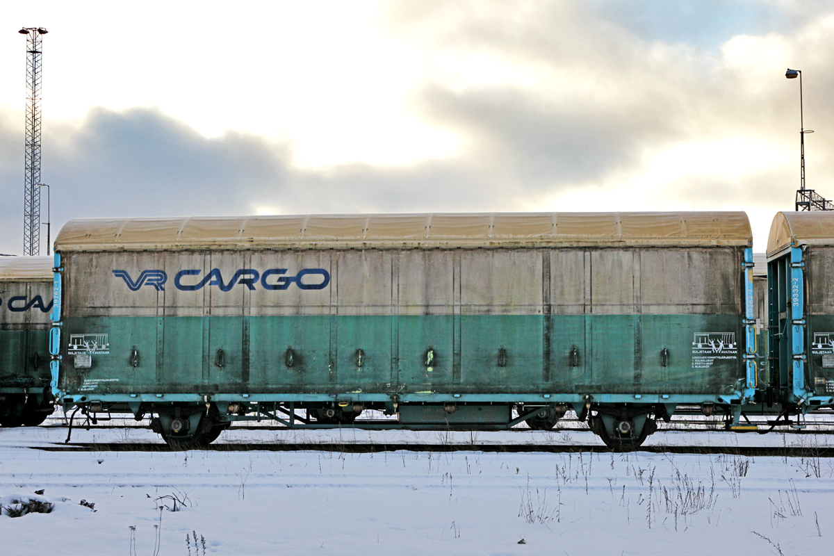 Schiebeplanenwagen 39262-1 der VR Cargo steht am 29.1.2016 im Bahnhof Lahti.