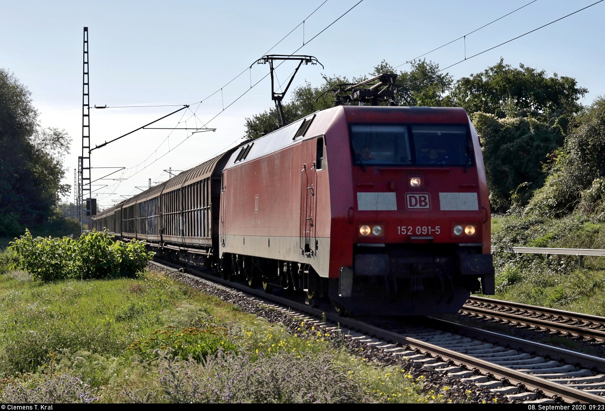 Schiebewandzug mit 152 091-5 (Siemens ES64F) unterwegs an der Blockstelle (Bk) Zscherben Richtung Teutschenthal.
Aufgenommen im Gegenlicht.

🧰 DB Cargo
🚩 Bahnstrecke Halle–Hann. Münden (KBS 590)
🕓 8.9.2020 | 9:23 Uhr
