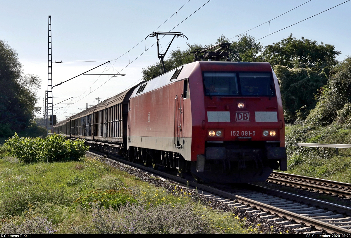 Schiebewandzug mit 152 091-5 (Siemens ES64F) unterwegs an der Blockstelle (Bk) Zscherben Richtung Teutschenthal.
Aufgenommen im Gegenlicht.

🧰 DB Cargo
🚩 Bahnstrecke Halle–Hann. Münden (KBS 590)
🕓 8.9.2020 | 9:23 Uhr