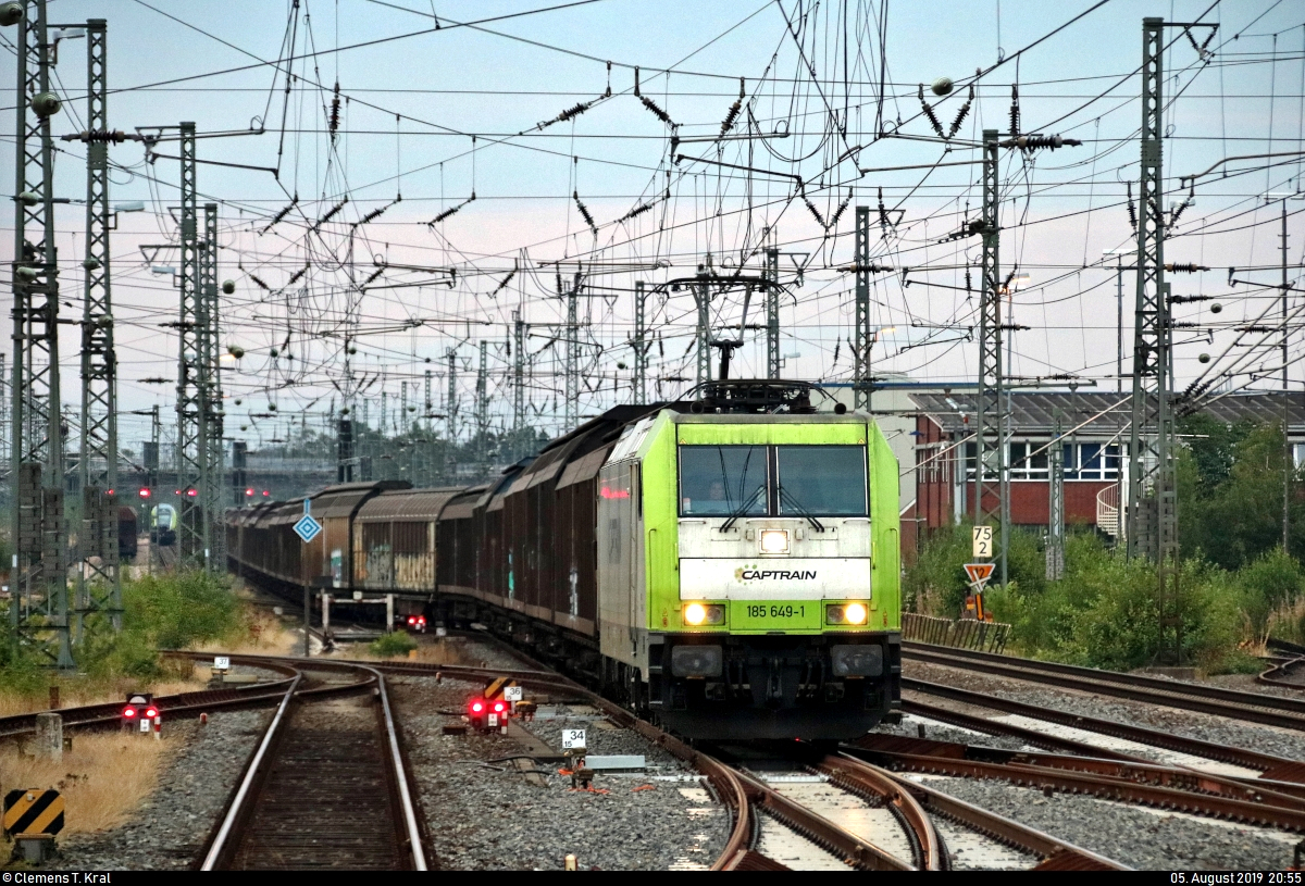 Schiebewandzug mit 185 649-1 der Société de Gestion et Valorisation de Matériel de Traction SASU (SGVMT | Akiem S.A.S.), vermietet an die ITL Eisenbahngesellschaft mbH (ITL), durchfährt den Bahnhof Neumünster auf Gleis 5 Richtung Hamburg-Eidelstedt.
Aufgenommen am Ende des Bahnsteigs 5/6.
[5.8.2019 | 20:55 Uhr]