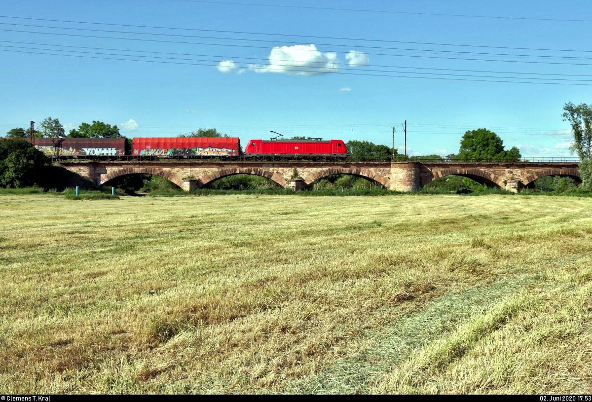 Schiebewandzug mit 187 151-6 DB überquert die Saaleaue bei Angersdorf auf der Bahnstrecke Halle–Hann. Münden (KBS 590) Richtung Halle (Saale).
[2.6.2020 | 17:53 Uhr]