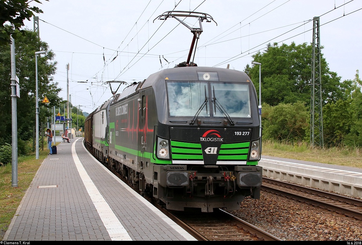 Schiebewandzug mit 193 277 der TX Logistik AG (TXL) und 193 ??? (Siemens Vectron) durchfährt den Hp Leißling auf der Bahnstrecke Halle–Bebra (KBS 580) Richtung Weißenfels.
[16.6.2018 | 10:15 Uhr]