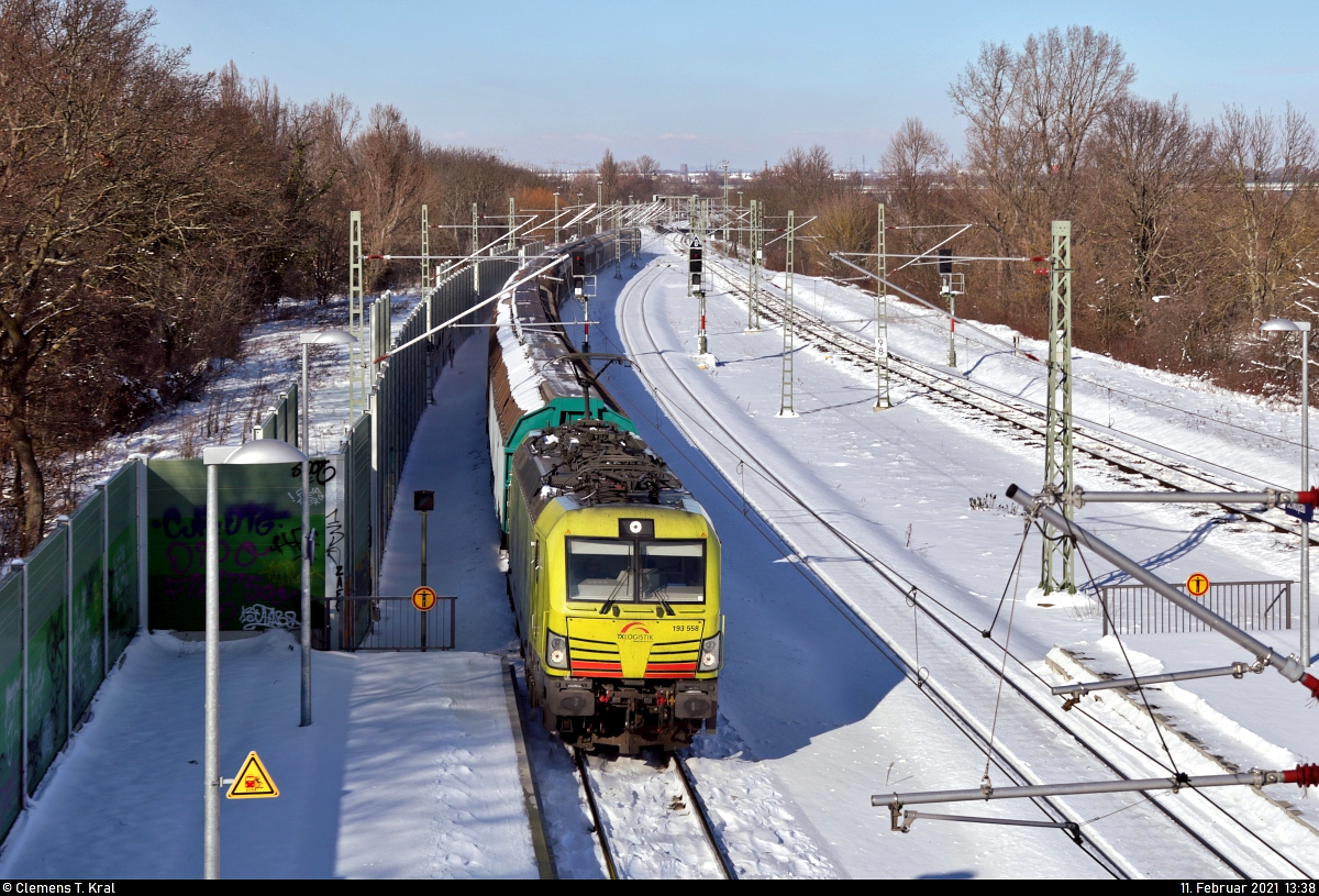 Schiebewandzug mit 193 558-4  Natural Talent  (Siemens Vectron) durchfährt den Bahnhof Schkopau auf Gleis 1 Richtung Merseburg Hbf.
Aufgenommen von der Fußgängerbrücke.

🧰 Alpha Trains Luxembourg S.à r.l., vermietet an die TX Logistik AG (TXL)
🚝 DGS 98609 Magdeburg Hbf–Kufstein (A)
🚩 Bahnstrecke Halle–Bebra (KBS 580)
🕓 11.2.2021 | 13:38 Uhr