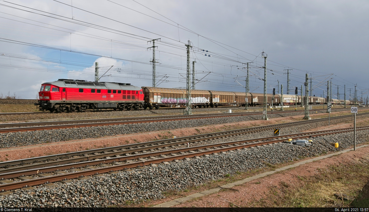 Schiebewandzug mit 233 112-2 (232 112-3 | 132 112-4) unterwegs in Halle (Saale), Karl-von-Thielen-Straße, auf der Ostumfahrung für den Güterverkehr in nördlicher Richtung.

🧰 DB Cargo
🕓 6.4.2021 | 13:57 Uhr